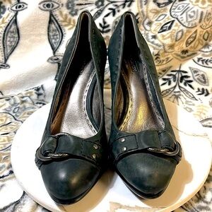 Coach Dinah Black Gray Leather Pumps Heels Buckle WhipStitch Women’s Size 8 B